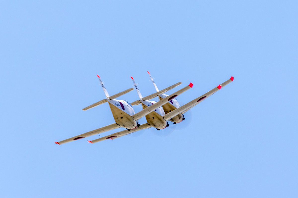 kawabe_masayuki's tweet photo. ホワイトアローズ
機体が小さくスピードが遅く迫力はないけど、4機一緒に飛ぶ姿は見ていて楽しかったです。
煙りだせば人気でそうだけど
#ホワイトアローズ
#第201教育航空隊
#whitearrows
#岩国フレンドシップデー2025 https://t.co/nqPOdDAZ2I