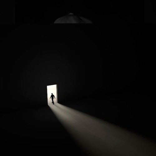 حافة الأشياء :

حاول وجاهد وأبذل من وقتك وفكرك ونفسك

أن تكون ..

بقعة الضوء في وسط كل هذي العتمة