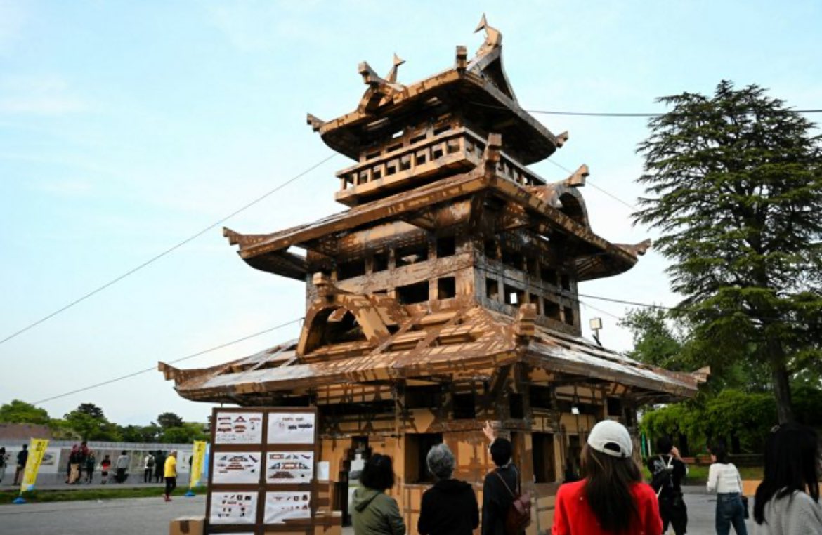 French artist Olivier Grossetête has spent the last 5 days constructing a cardboard castle in Shizuoka’s Sumpu Castle Park.

It was made from 1300 boxes with the help of 200 volunteers 

asahi.com/sp/articles/AS…
