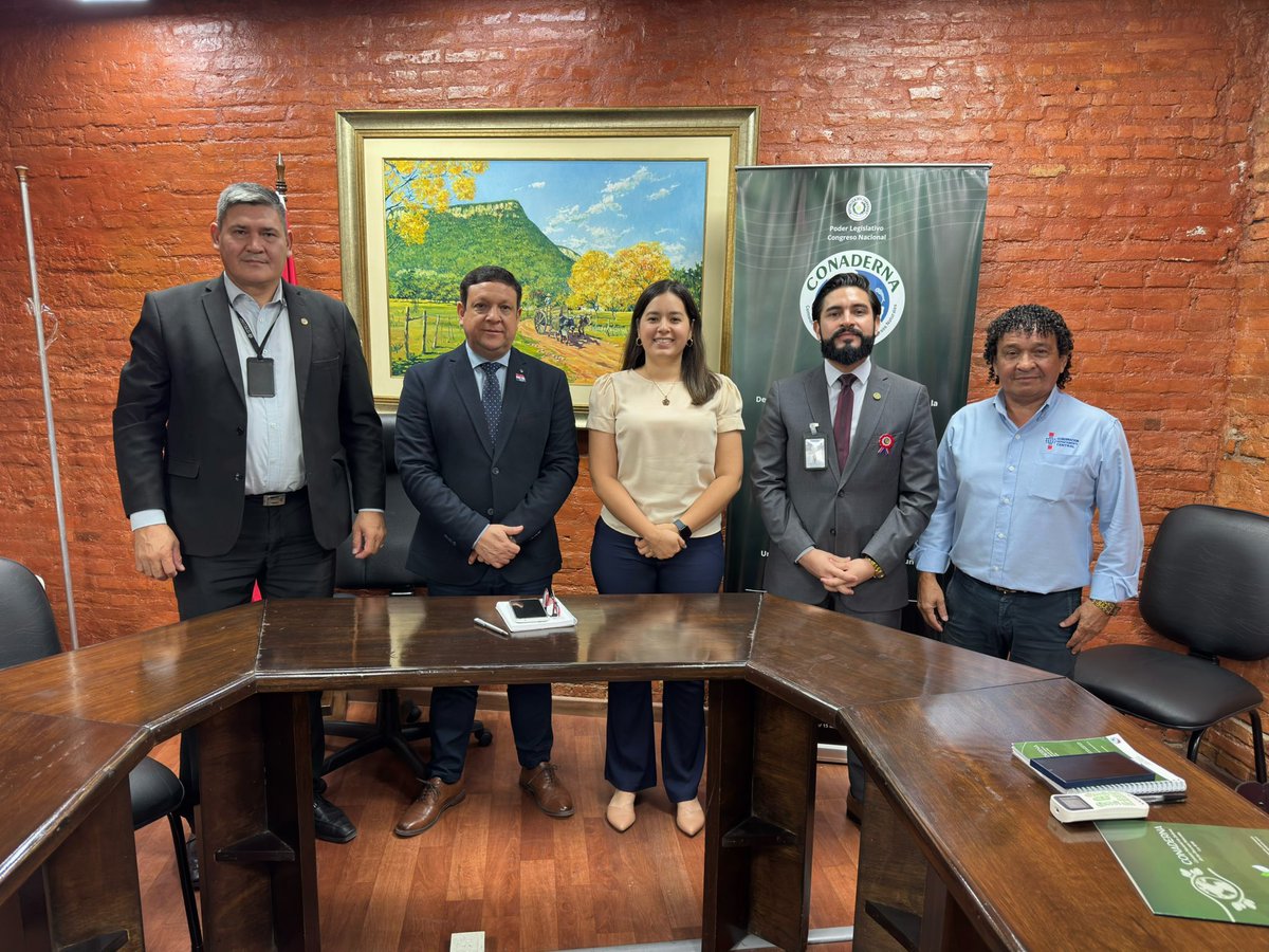 Reunión de trabajo con representantes de la Secretaria de Medio Ambiente de la Gobernación del Departamento Central. El objetivo es coordinar acciones concretas para el cuidado de nuestro medio ambiente en todas las ciudades del Departamento Central