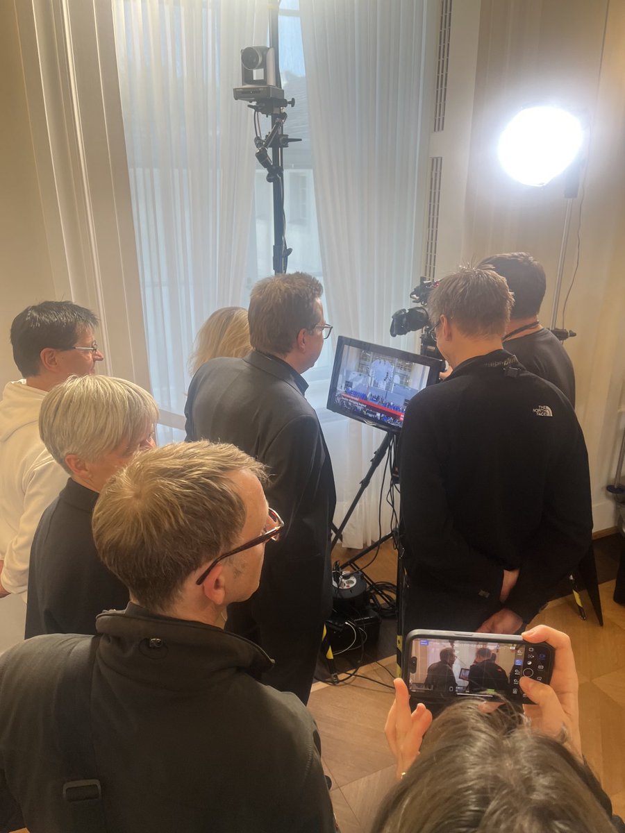 Mario_Kubina's tweet image. Warten in #Bellevue: Journalisten verfolgen am Amtssitz des Bundespräsidenten, was im #Bundestag passiert. Hier wäre nach wie vor alles für eine Ernennung von #März bereit. @ARD_BaB @BR24 #Kanzlerwahl