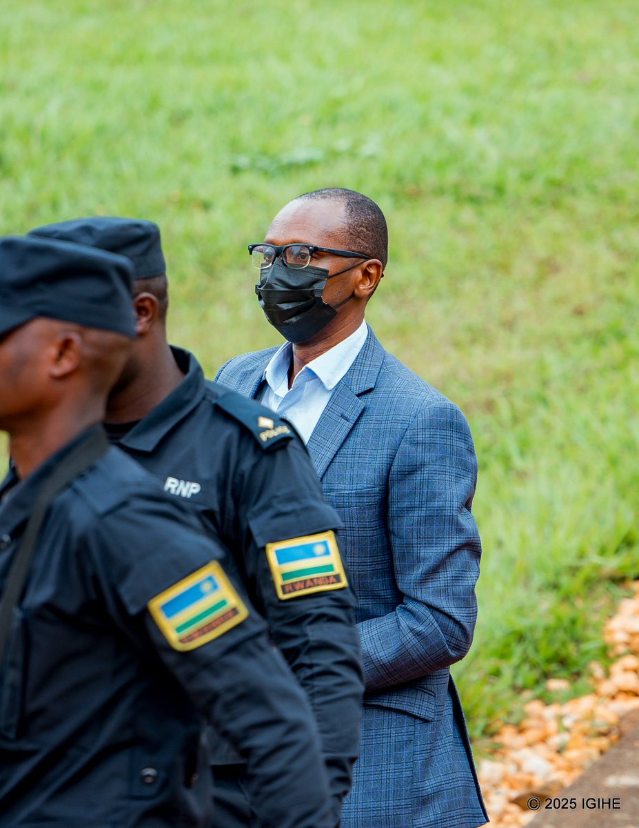 IGIHE's tweet image. 🚨𝐀𝐌𝐀𝐊𝐔𝐑𝐔 𝐌𝐀𝐒𝐇𝐘𝐀🚨

Ntazinda Erasme wahoze ayobora Akarere ka Nyanza akurikiranyweho icyaha cy’ubushoreke n’icyo guta urugo.

📸:@kwzrherve