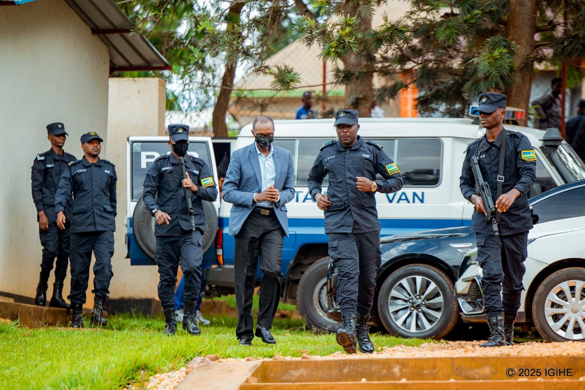 IGIHE's tweet image. 🚨𝐀𝐌𝐀𝐊𝐔𝐑𝐔 𝐌𝐀𝐒𝐇𝐘𝐀🚨

Ntazinda Erasme wahoze ayobora Akarere ka Nyanza akurikiranyweho icyaha cy’ubushoreke n’icyo guta urugo.

📸:@kwzrherve