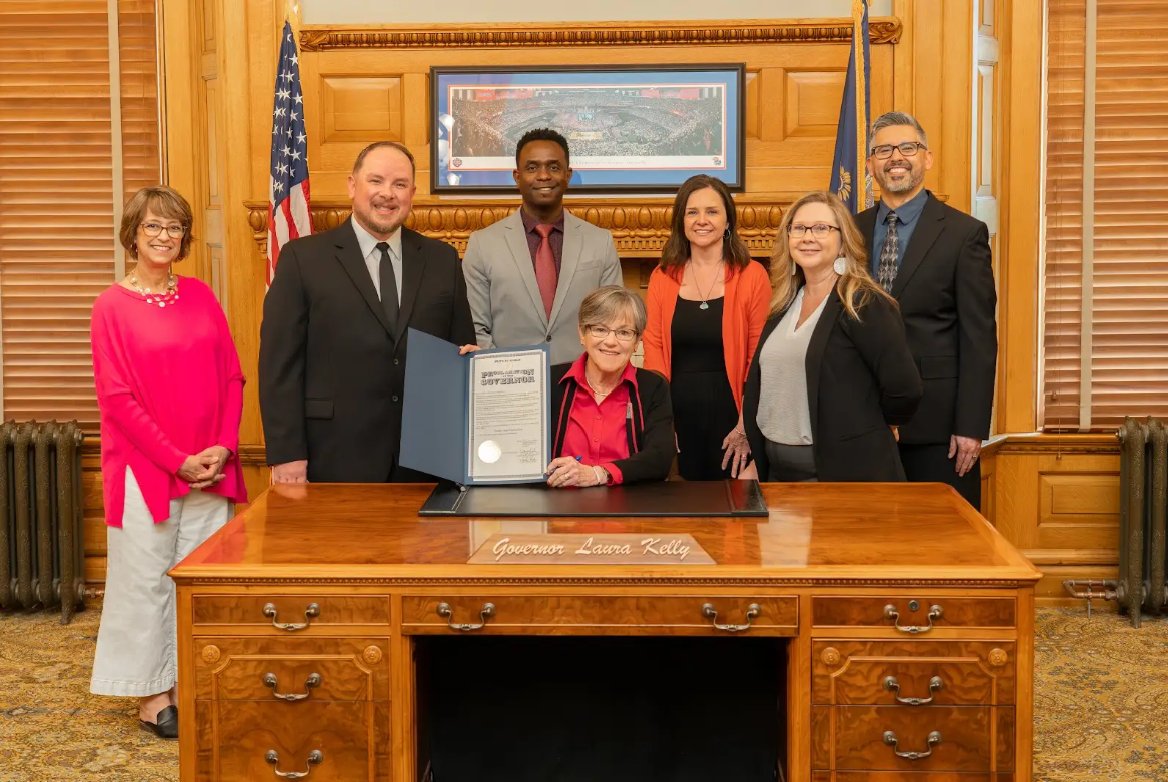 Bradley Dyer, Jr. aka Jubba (@iamjubba) on Twitter photo Meeting #Governor Laura Kelly as she issues an official proclamation that May 6 is #TeacherAppreciationDay in #Kansas.
Thanks to Terry Johnson and Project Teacher for inviting me and <a href="/CUofAmerica/">Credit Union of America</a> to be a part of this proclamation for the wonderful #educators in our state. Meeting #Governor Laura Kelly as she issues an official proclamation that May 6 is #TeacherAppreciationDay in #Kansas.
Thanks to Terry Johnson and Project Teacher for inviting me and <a href="/CUofAmerica/">Credit Union of America</a> to be a part of this proclamation for the wonderful #educators in our state.