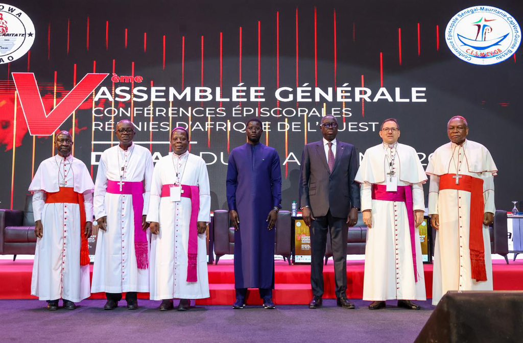 J’ai eu le plaisir de prendre part ce matin à la 5e Assemblée plénière des Conférences épiscopales d’Afrique de l’Ouest, réunie à Dakar. 

Ce grand moment de communion spirituelle et de fraternité illustre la force du dialogue et la place centrale des valeurs de paix, de justice