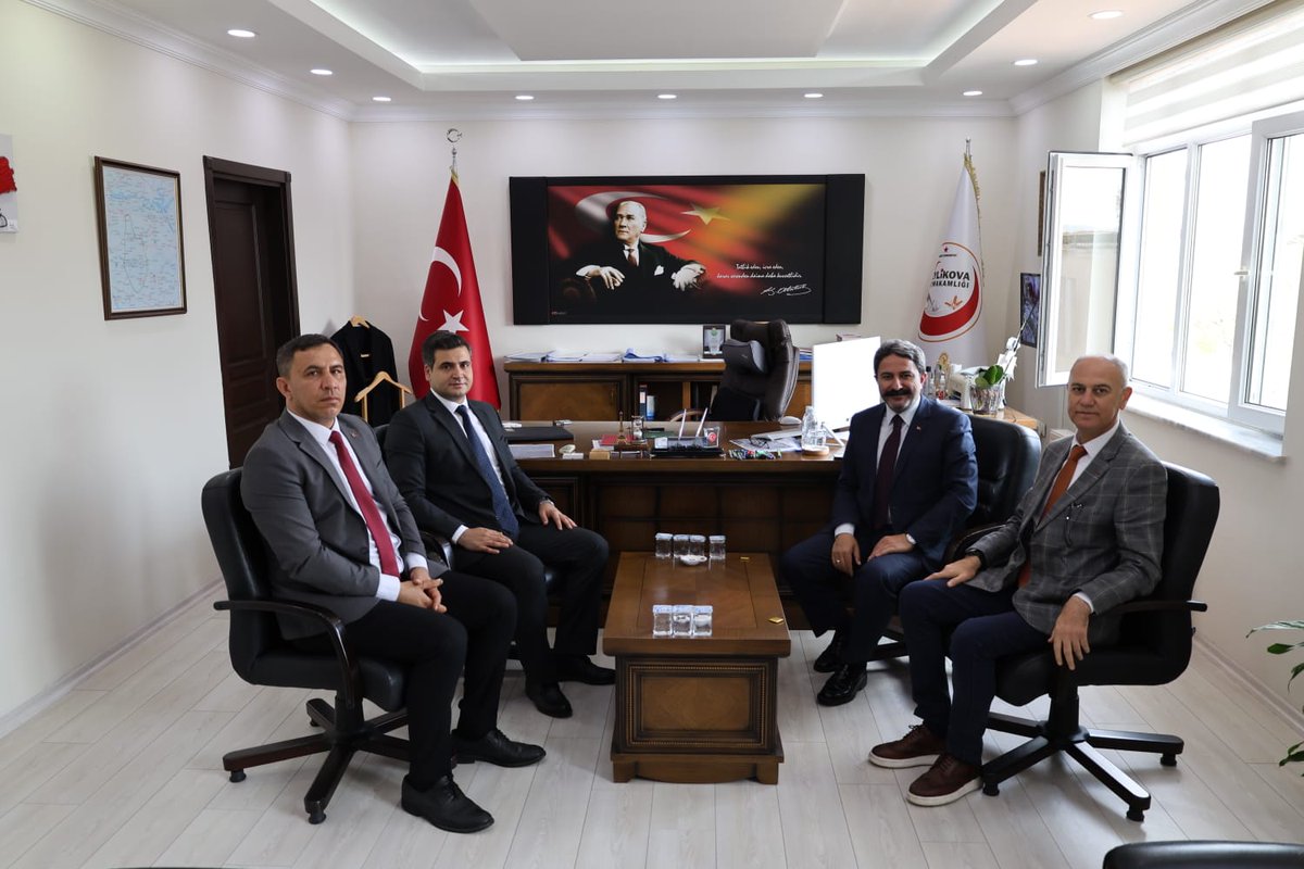 Eskişehir Gençlik ve Spor İl Müdürü Sn. Hasan KALIN ve Spor Şube Müdürü Kamil MURAT Kaymakamımız Sn. İsmail ŞANAL'ı makamında ziyaret etti. Ziyaret kapsamında ilçemizde yürütülen ve yürütülecek olan spor faaliyetleri hakkında fikir alışverişi yapıldı.