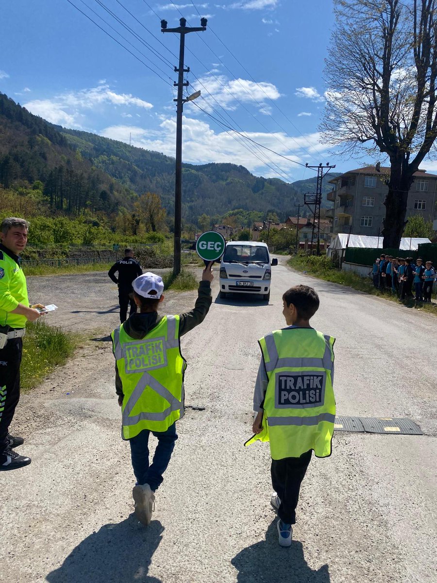 Trafik Haftası münasebetiyle Doğanyurt İlköğretim Okulu öğrencilerine, İlçe Emniyet Amirliği tarafından trafik bilincini oluşturmaya yönelik eğitici faaliyetlerde bulunuldu.
#trafikhaftası