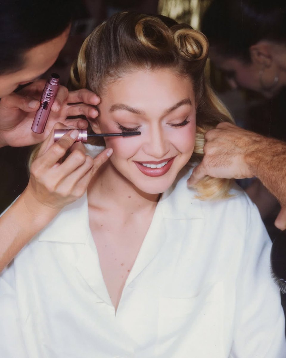 maybelline_RP's tweet photo. 💄Maybe it's Maybelline 💋 › @maybelline_RP › #MaybellineRP › #𝖬𝖾𝗍𝖦𝖺𝗅𝖺𝟤𝟢𝟤𝟧𝖱𝖯 

Glowing skin, high lashes and a high-gloss finish, Nefertary Aksoy (@NefertaryDyath) with New York glamour steps straight onto the steps of the #TheMetGalaRP
 https://t.co/iJrtQ4OvNH