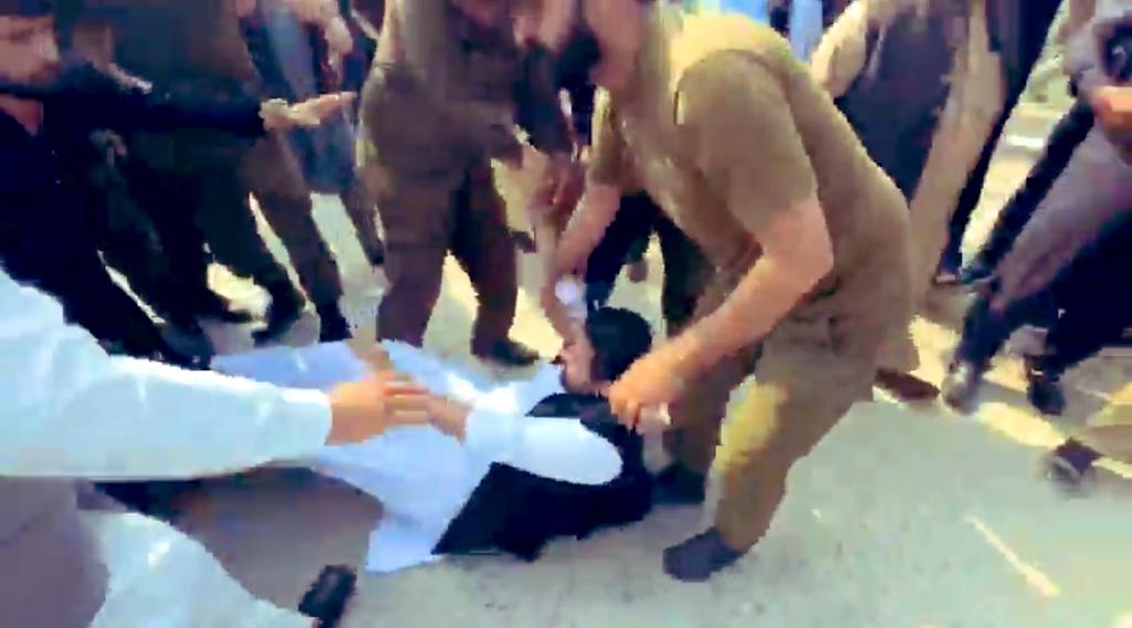 sherafzalmarwat's tweet photo. یہ ہاتھ سہیل خان آفریدی پر نہیں  پوری پختون قوم کے گریبان پر ڈالا گیا ہے!
پھر کہتے ہیں کہ پختون غدار ہیں! یہپختون غدار نہیں ہیں بلکہ آپ بےغیرت ہیں! https://t.co/32iMWLUonY