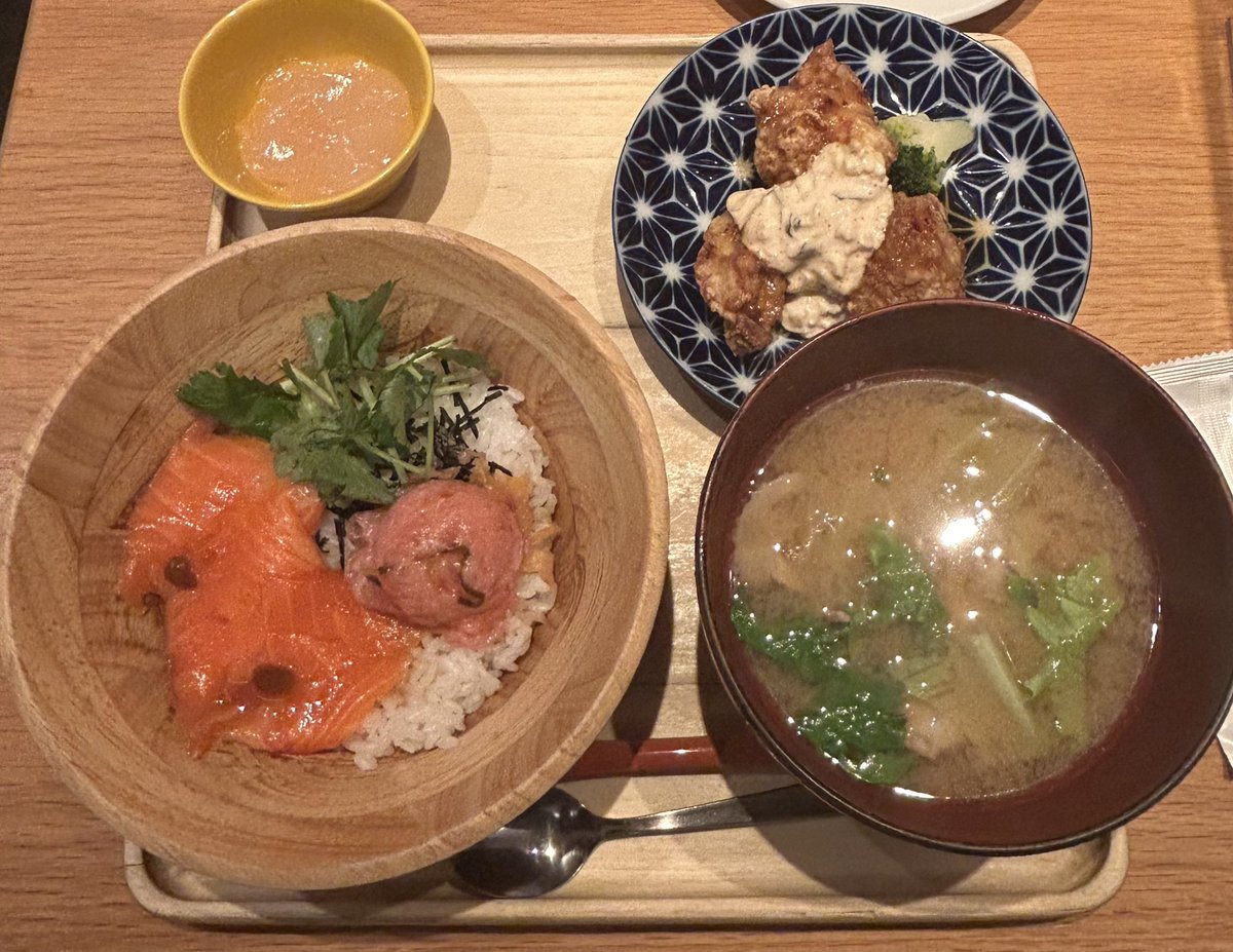 最近のおきにいりは定食屋さんごはん🍚
みそ汁と白米さいこうだ〜〜
#日常垢 #日常垢さんとつながりたい