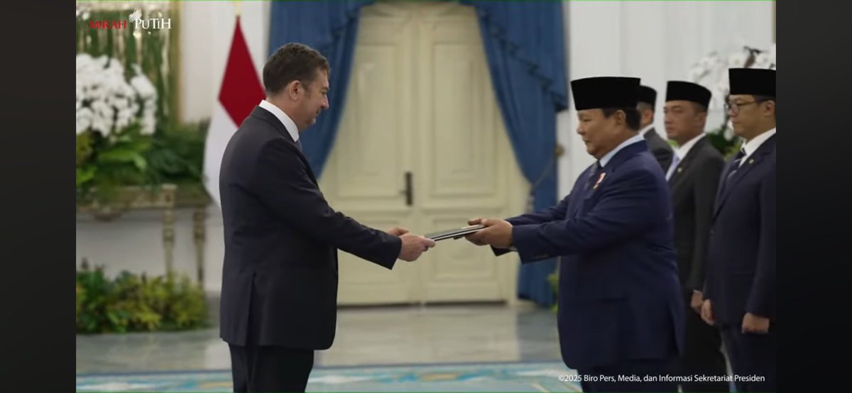 Il nuovo Ambasciatore di 🇮🇹 in 🇮🇩, Roberto Colaminè, ha oggi presentato al Presidente della Repubblica di Indonesia, Prabowo Subianto, le lettere credenziali firmate dal Presidente della Repubblica Italiana Sergio Mattarella.
