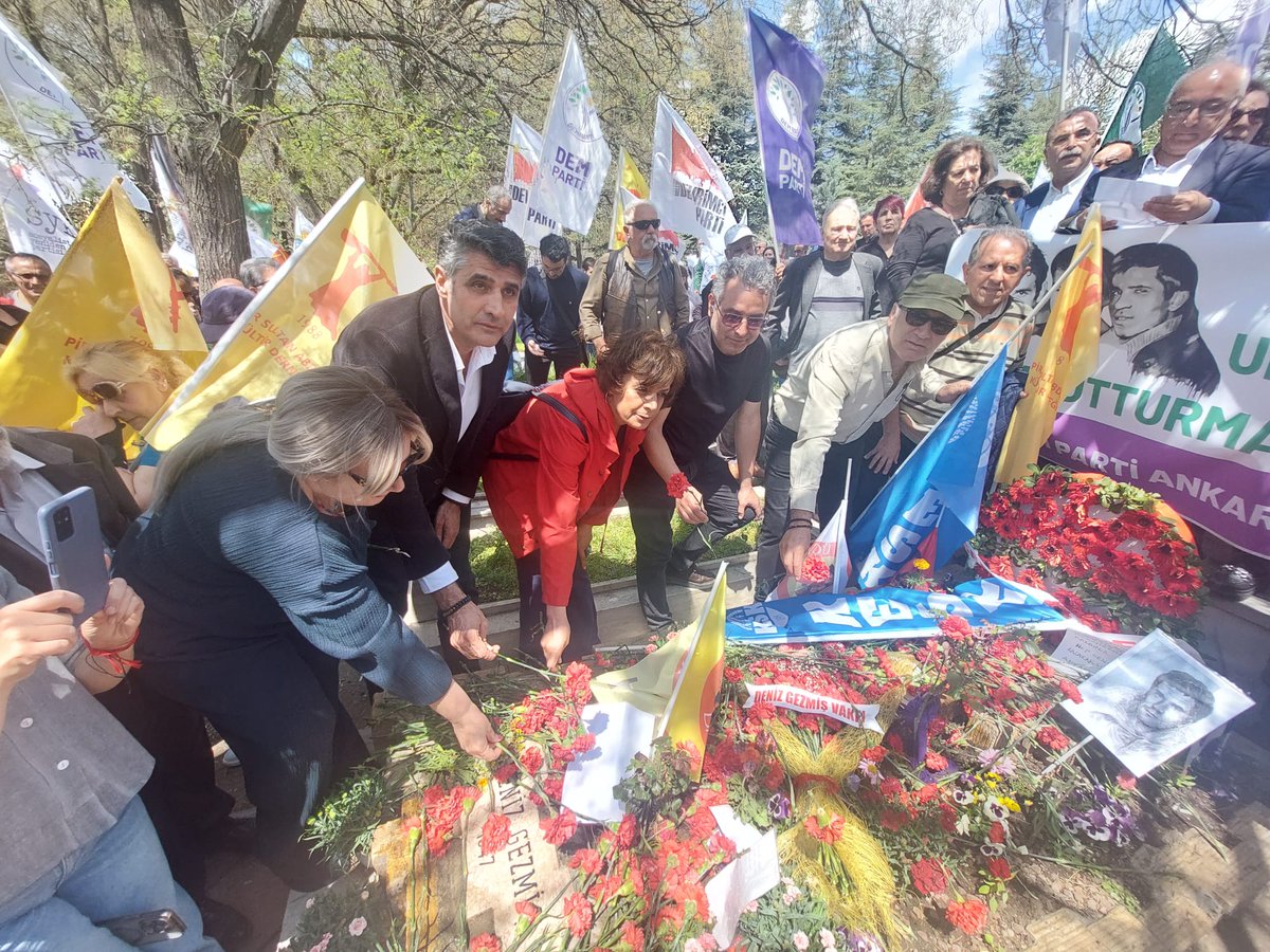 Deniz'leri andık...
KESK Eş Genel Başkanları, MYK Üyeleri, Genel Sekreterimiz Sedat Suna, Genel Örgütlenme ve Eğitim Sekreterimiz Mustafa Güven, Ankara Şube Yöneticilerimiz, KESK'e bağlı sendikaların MYK Üyeleri ve KESK Ankara Şubeler Platformu Üyeleri Deniz'lerin anmasında...