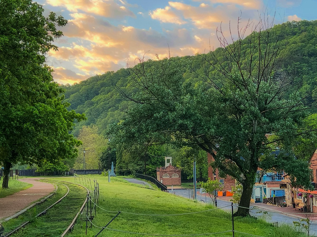 eva_s_boris's tweet photo. Harpers Ferry morning - pure magic. It makes you forget all the BS of reality. Just peace and stunning views. ✨ #HarpersFerry #MorningMagic #WestVirginia #PeacefulMoments #EscapeTheNoise