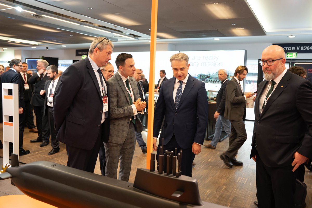 Hanwha Aerospace Europe (@hanwhaeurope) on Twitter photo Spółki obronne #HanwhaGroup na <a href="/Defence24Days/">Defence24Days</a> 2025!
#HanwhaAerospace, #HanwhaOcean i #HanwhaSystems prezentują w Warszawie najnowsze rozwiązania obronne:
🔸Okręt podwodny KSS-III Batch-2
🔸 Wyrzutnia Homar-K
🔸 TOMMS – cyfrowy system dowodzenia NATO-ready
Bezpieczeństwo Spółki obronne #HanwhaGroup na <a href="/Defence24Days/">Defence24Days</a> 2025!
#HanwhaAerospace, #HanwhaOcean i #HanwhaSystems prezentują w Warszawie najnowsze rozwiązania obronne:
🔸Okręt podwodny KSS-III Batch-2
🔸 Wyrzutnia Homar-K
🔸 TOMMS – cyfrowy system dowodzenia NATO-ready
Bezpieczeństwo