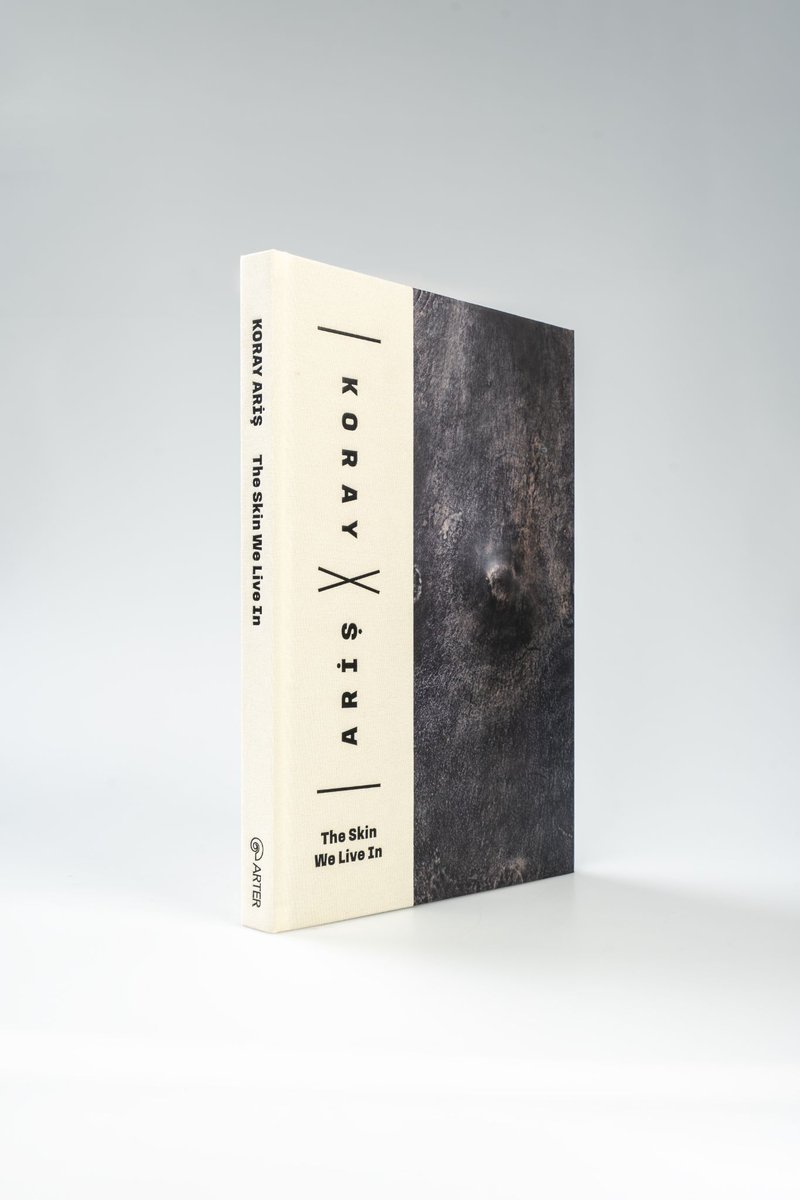 #ArterYayınları ile Koray Ariş’in altmış yıllık heykel pratiğine kapsamlı bir bakış 👁️ A comprehensive look at Koray Ariş’s sixty-year sculpture practice with #ArterPublications

“Koray Ariş: İçinde Yaşadığımız Deri” sergisine eşlik eden bu kapsamlı kitap, sanatçının altmış yıla