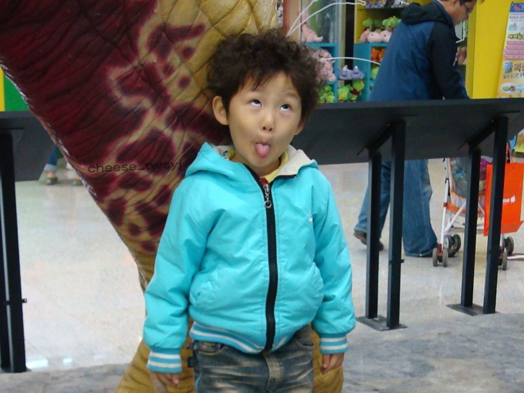 영재가 왜 여자아이 놀아주는데 공룡을 가져왔을까 싶었는데 과사 보니까 어릴 때 본인이 좋아했던 거라 그런 듯