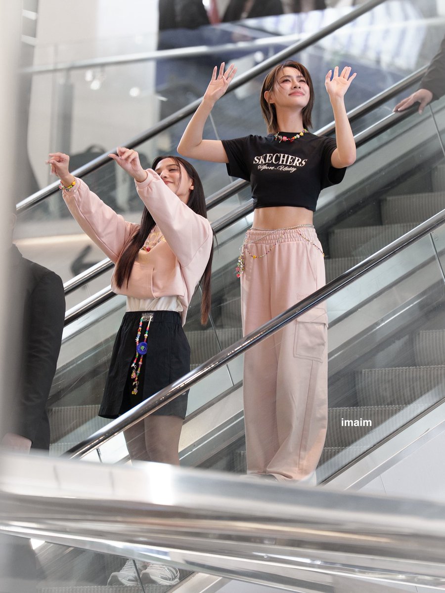 ไอตัวโตไม่เท่าไหร่ ดูไอ่ตัวเล็ก หมั่นเขี้ยว !!!! 🤏🏻

EMIBONNIE X SKECHERS  
#SkechersTHxEmiBonnie 
#SkechersTH #Emibonnie
#Emiamily #Beonnnie