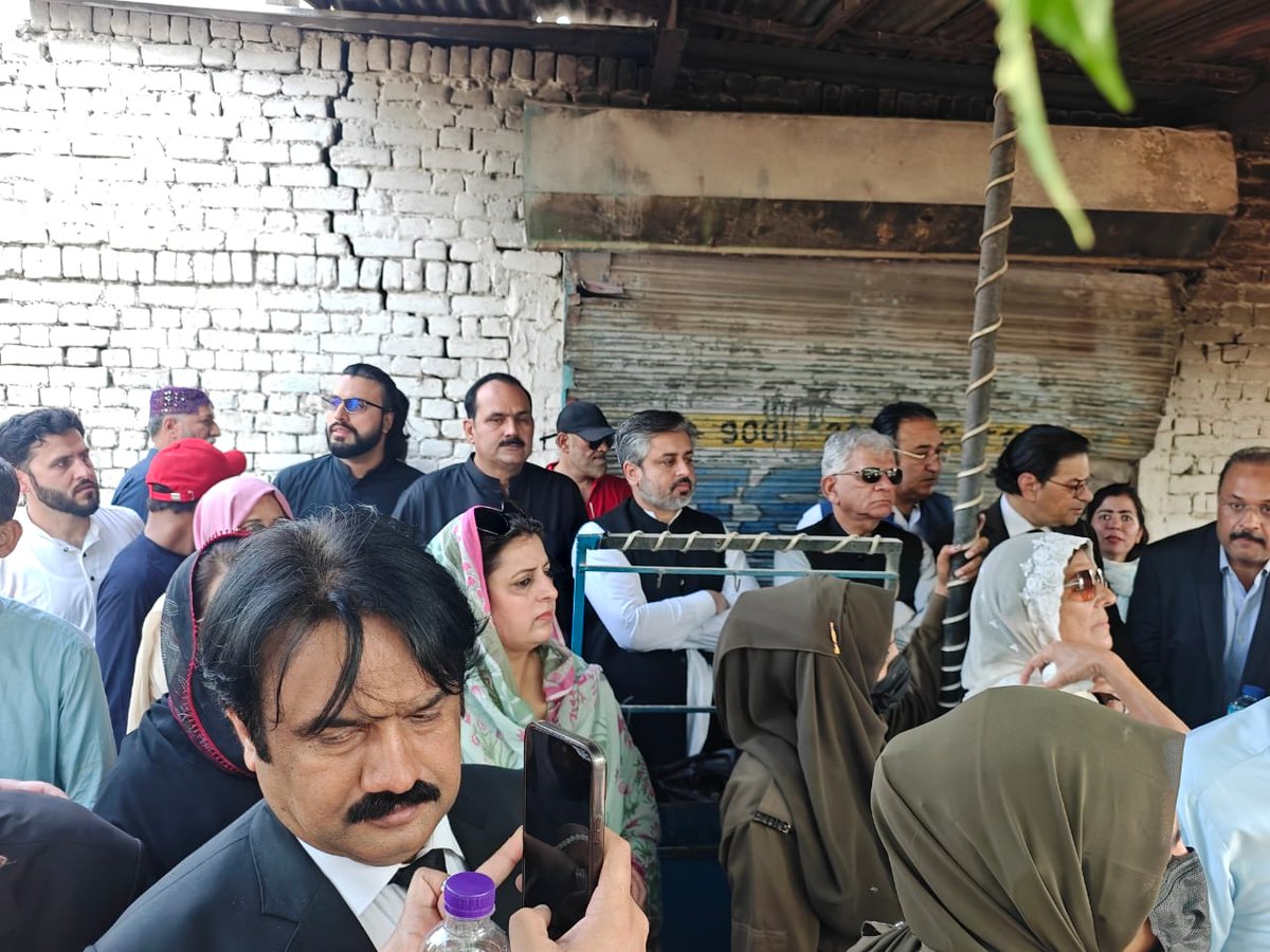 اڈیالہ جیل کے باہر علیمہ خانم صاحبہ اور پارٹی قیادت کے ہمراہ۔ 
بزدل اور نا اہل حکومت کو بالآخر آج کافی مزاحمت کے بعد خان صاحب کی فیملی سے ملاقات کروانا پڑی۔