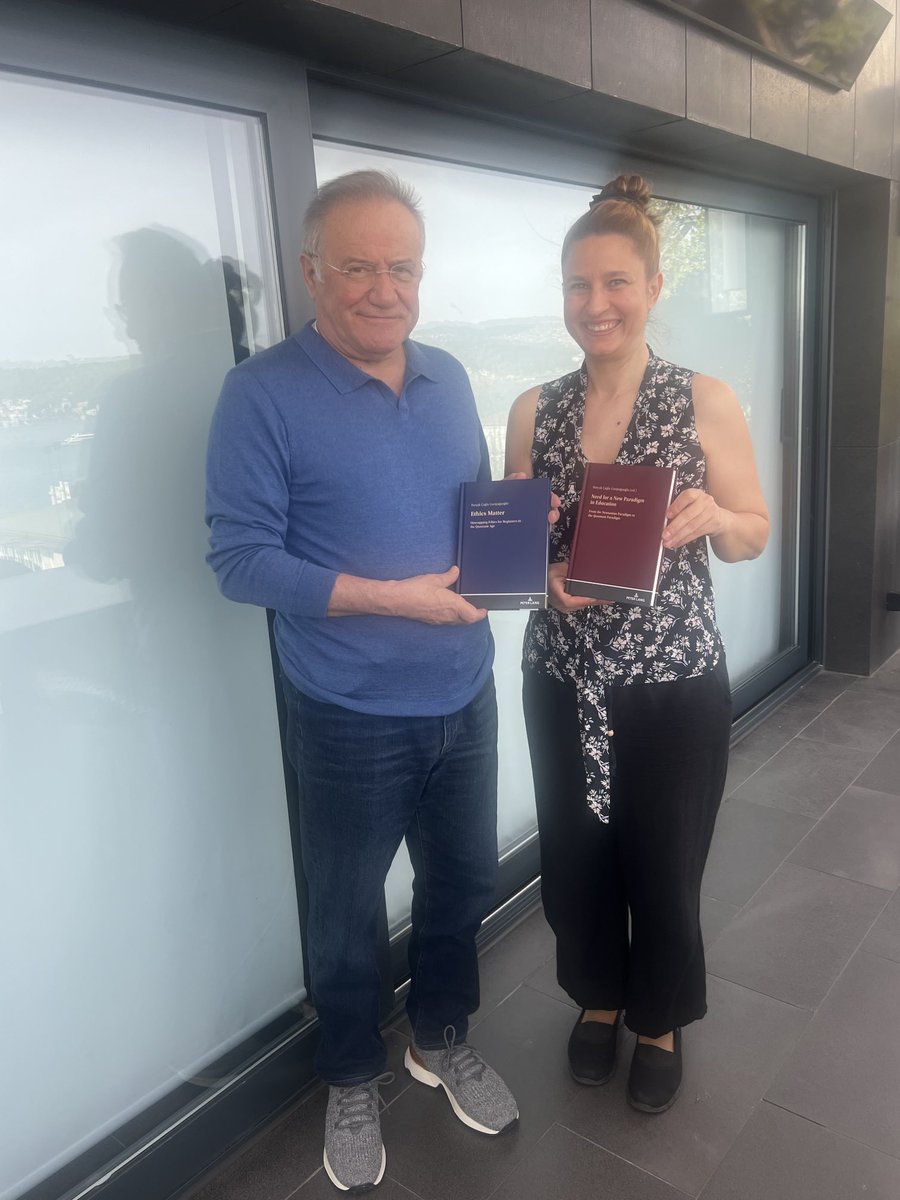 Sevgili hocam Doç. Dr. Çağla Garipağaoğlu doğum günümde güzel kitabını takdm etti ⁦<a href="/CGaripagaoglu/">Çağla Garipağaoğlu</a>⁩