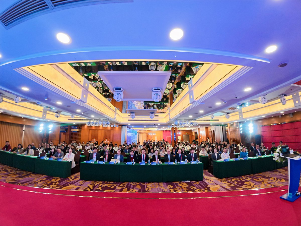 Recent photos from the 2025 International Symposium on Functional Metabolomics and Translation to Chronic Diseases in Dalian, China! 

It was great to share our opinion and experience on plasma proteomics.