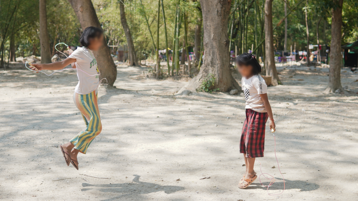 Effeithiwyd plant yn ddifrifol gan y daeargryn ym Myanmar ar ddiwedd mis Mawrth. Collodd llawer eu cartrefi. Tarfwyd ar eu addysg.

Mae elusennau DEC yn darparu cefnogaeth seicosymdeithasol i blant ac yn sefydlu mannau lle gallant chwarae a dysgu.

donation.dec.org.uk/myanmar-earthq…