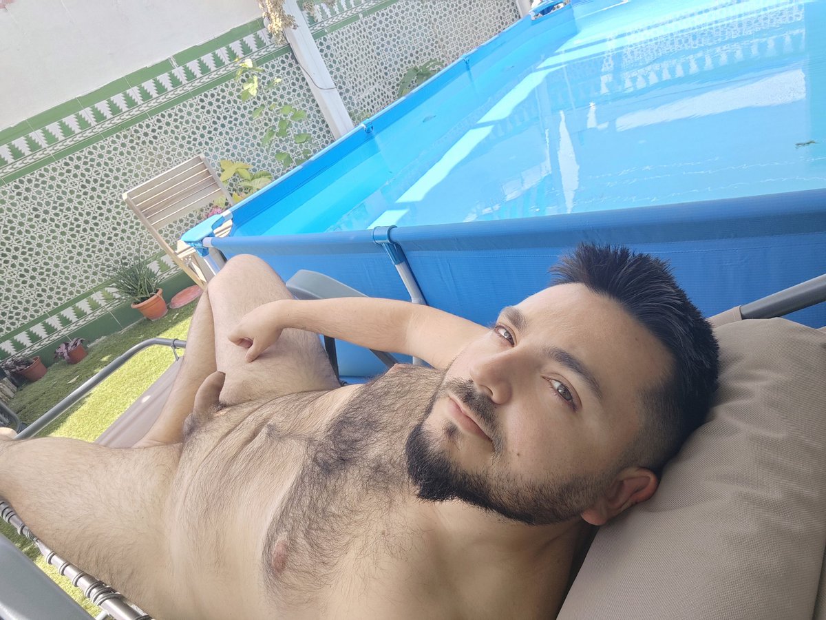 BearySpanish's tweet image. Que bien se está cuando sale el solecito y puedes estar desnudo en el patio 😍