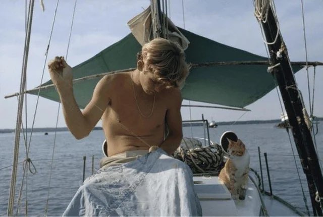 The 16 year old that sailed around the world with his cat, 1965.

In the summer of 1965, Robin Lee Graham set sail on a journey around the world at the young age of 16. To battle the loneliness, he brought along Avanga, one of several cats that kept him company on the voyage.

He