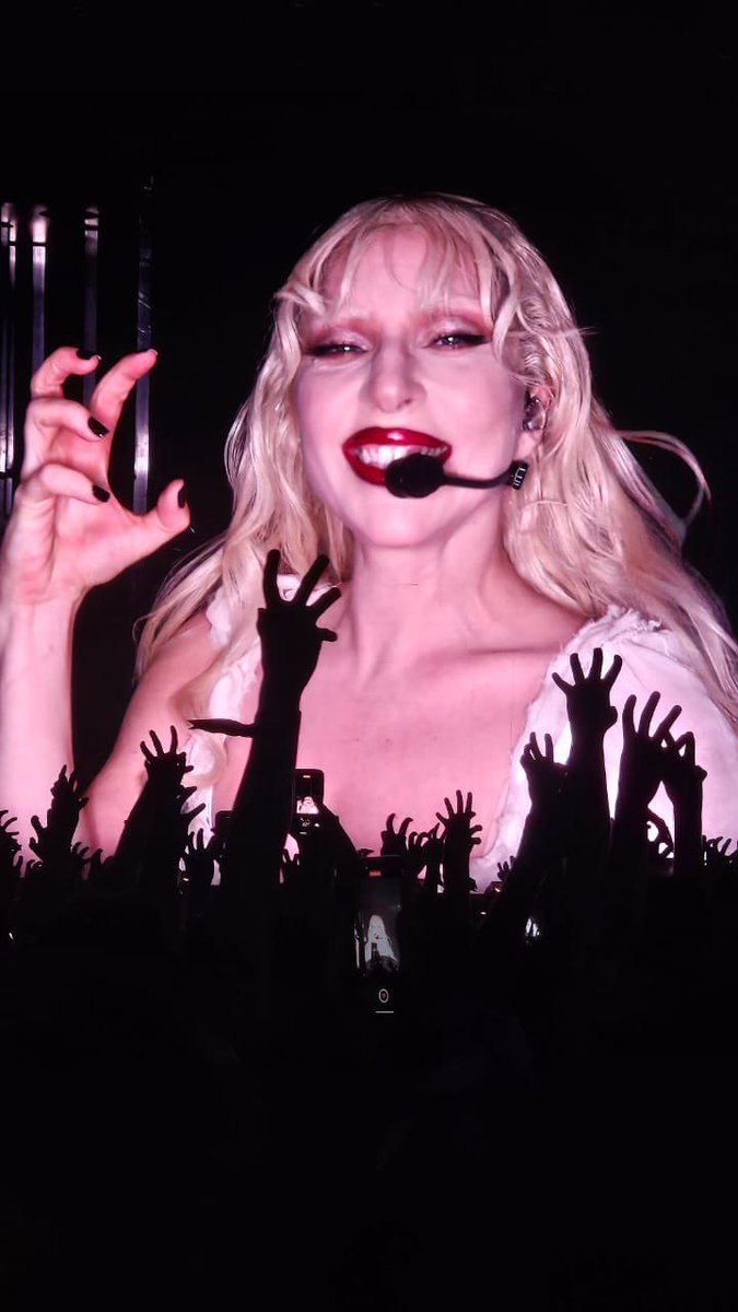 SURREAL, queremos agradecer a quem fez parte do nosso coletivo GAGACABANA. Essa trajetória até o show foi incrível, cada um de vocês fizeram e deixaram a sua história e levaremos amizades lindas no coração pra sempre. PAWS UP!