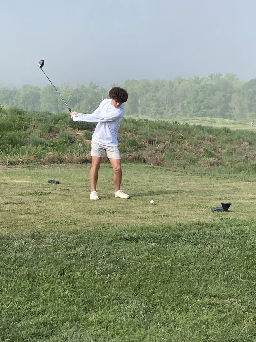 Senior Max Roth teeing it up at Conference Golf
⁦<a href="/SummitGolfCoach/">sam haug</a>⁩