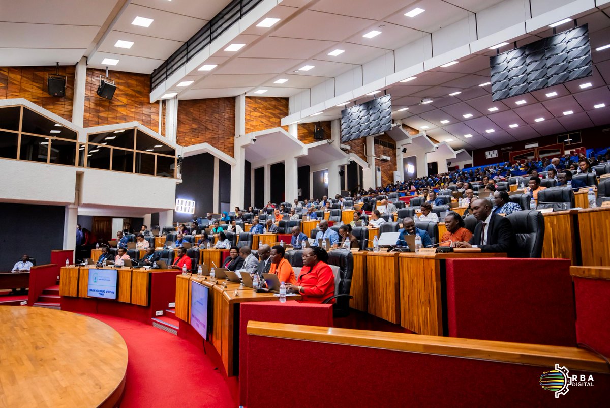 📸AMAFOTO📸

Muri aka kanya, Umugenzuzi Mukuru w’Imari ya Leta, Alexis Kamuhire, ari kugeza ku Nteko Ishinga Amategeko, imitwe yombi, raporo y'Urwego rw'Ubugenzuzi Bukuru bw'Imari ya Leta y'umwaka w'ingengo y'imari warangiye ku wa 30 Kamena 2024.

Ni raporo igaragaza imicungire