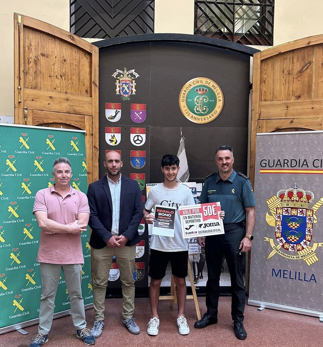 Realizada la entrega del 2•premio del primer sorteo, 🏃‍♀️🇪🇸💚🏃🏾<a href="/_/">Why Hello There</a>.juaaann06 ha recogido su premio junto al responsable de @fusionsportcenters y <a href="/EventosMelilla/">Eventos Melilla</a> quienes colaboran con nuestra tercera edición de la Trail Solidaria 💚 062 Guardia Civil Melilla, enhorabuena!.