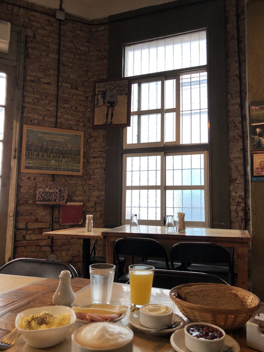 imagínate una mañana cualquiera poder desayunar en un bodegóncito rodeada de ilustraciones históricas de tu club, al frente de tu cancha