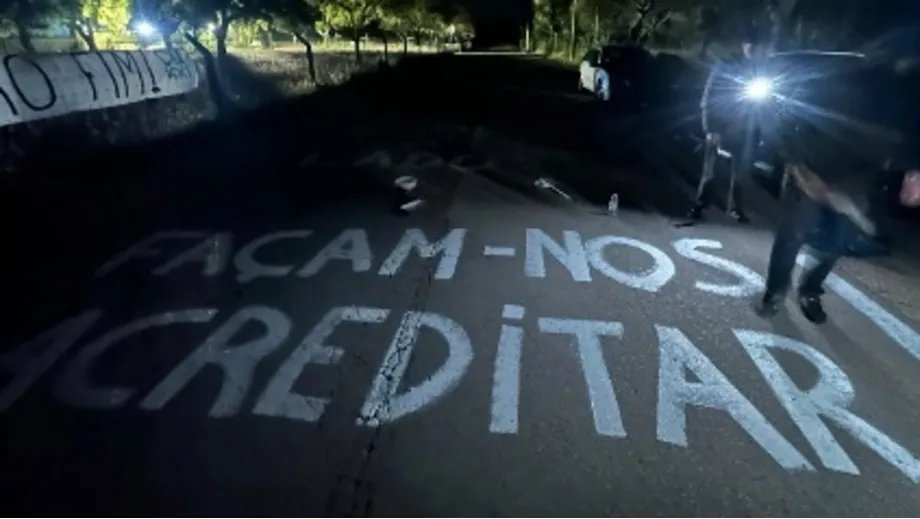 Adeptos do Sporting deixam mensagens junto à Academia "Façam-nos Acreditar"