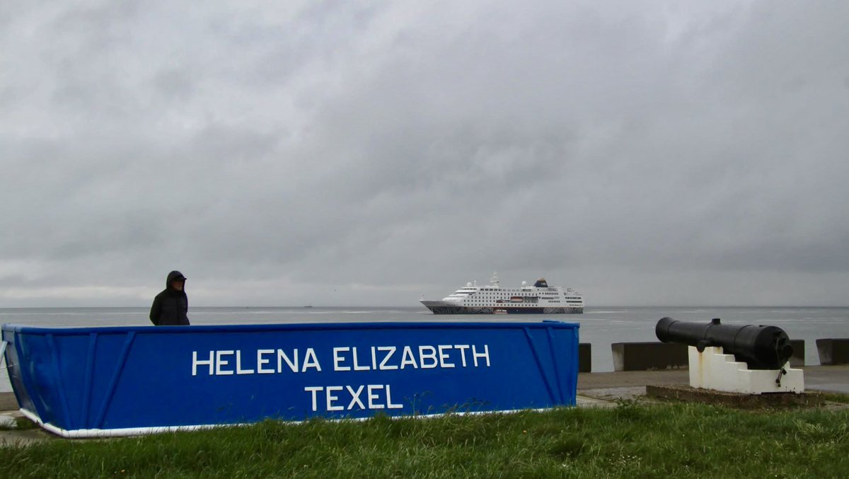 6 mei, vanmorgen vroeg al een drukte van belang op en nabij de haven van Oudeschild , met voor de haven het passagiersschip de Hamburg varende onder de vlag van de Bahama’s 🇧🇸🇧🇸 voor anker.
De passagiers werden met een tender naar de haven gebracht voor een excursie op het eiland