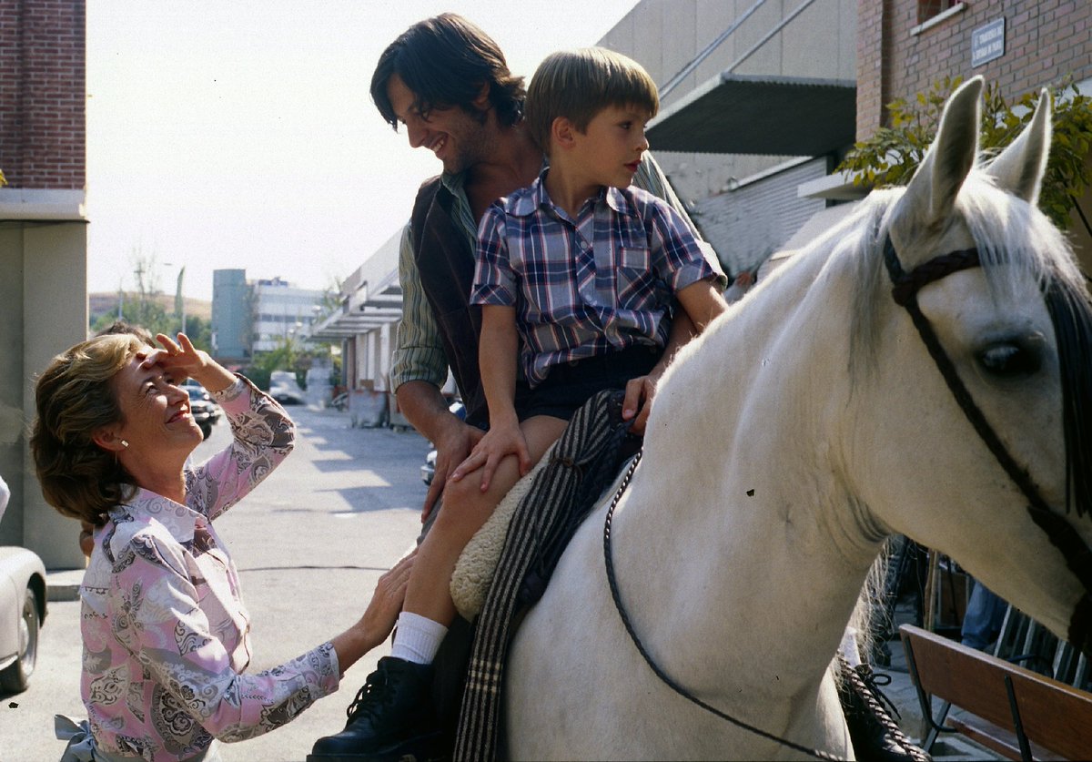 Hoy volvemos a <a href="/SquirrelTVES/">SquirrelTV</a> con otros tres capítulos. Ahora las tardes son de Cuéntame, de mirar al pasado, disfrutar de lo vivido, hacer volar los recuerdos y traer San Genaro a nuestra hogar. Las tardes son de Cuéntame ❤️

A las 17h en <a href="/SquirrelTVES/">SquirrelTV</a> 

#CuéntameDeNuevo