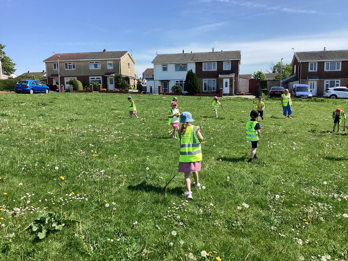 We enjoyed litter picking in our local community. To leave the world better than you found it, sometimes we have to pick up other peoples rubbish! We work together to make our community a better place to live in! Da iawn pawb! ♻️ #cgieco