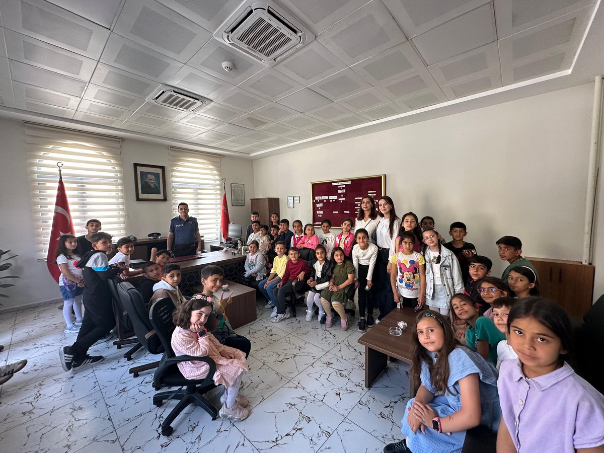 sirvankymkmligi's tweet photo. Atatürk İlkokulumuzda eğitim gören öğrencilerimiz, Kaymakamımız Sn. @aaaltintass’ı, Şirvan Adliyesini ve İlçe Müdürlüklerimizi ziyaret ederek, devlet kurumlarını yerinde tanıma fırsatı buldular.Kamu görevlilerimizin görevlerini ilgiyle öğrenerek,merak ettikleri soruları sordular. https://t.co/wT34Foc4Xf