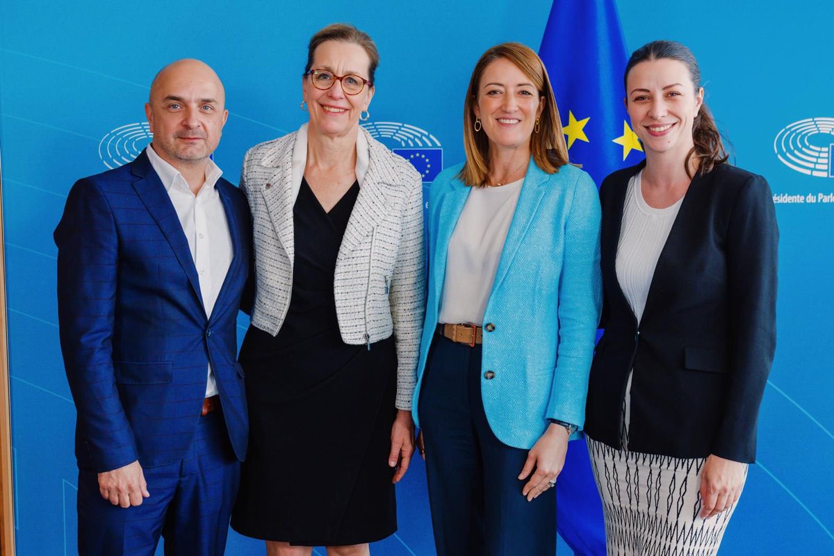 With my colleagues in EP, we delivered the Serbian students' letters to President Roberta Metsola today. Their inspiring fight for justice reaches another important milestone. Just as them we stand firm for rule of law, justice, accountability and democracy. #SerbianStudents 🇷🇸🇪🇺