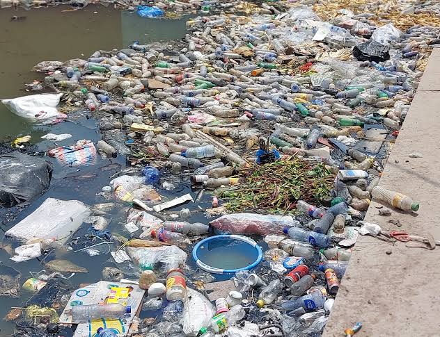 Kinshasa la belle d'autrefois est devenue aujourd'hui un lieu délétère. L'insalubrité fait partie du quotidien de tout kinois, favorisant ainsi une santé en constante variation négative.