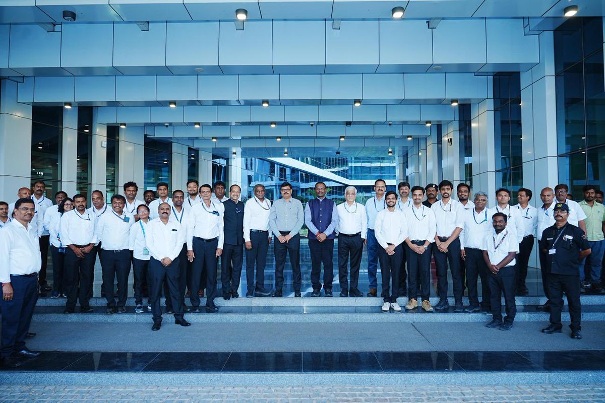 Chairman #AAI, Sh. <a href="/vipinkumarIAS/">Vipin Kumar</a> recently visited the Civil Aviation Research Organisation #CARO Complex at Begumpet, Hyderabad to review the progress of ongoing #AviationResearch Initiatives. He was accompanied by Sh. M. Suresh, Member (ANS), #AAI and other senior officials of