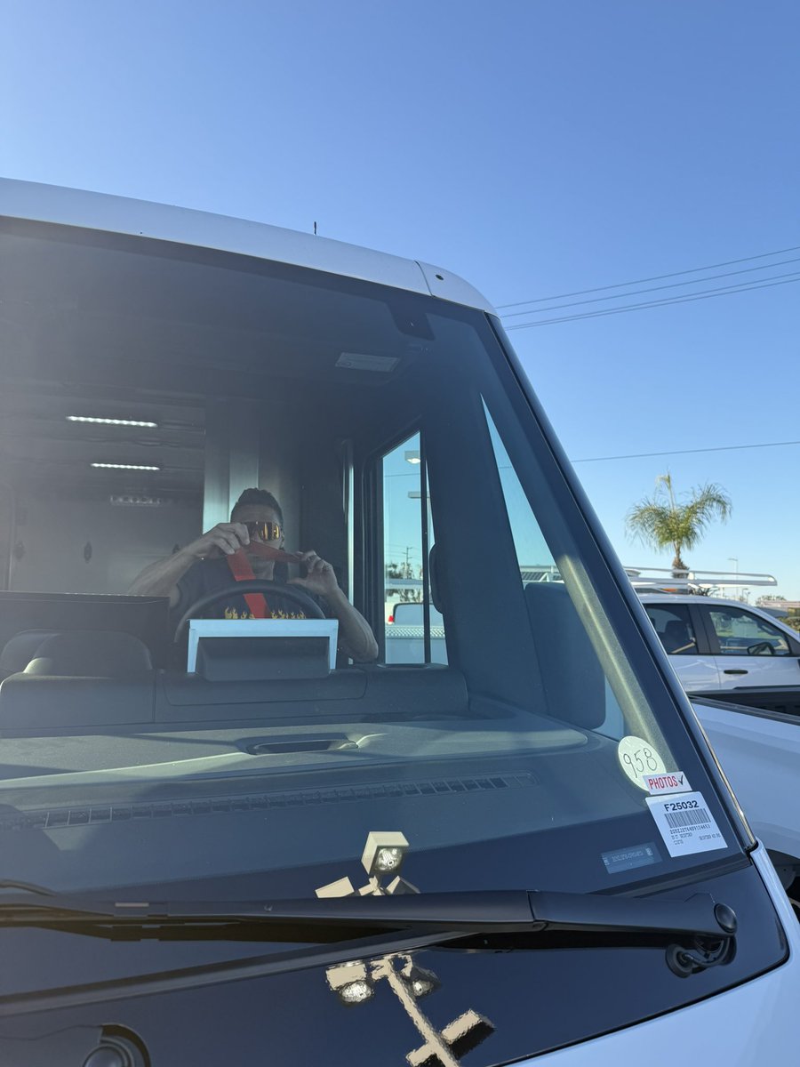 illectricinc's tweet image. Not your average Amazon van.
We wanna see if the BrightDrop can survive tradespeople, not just package routes.

@chevrolet @GM — give us the keys. We’ll bring the wire, the work, and the watts.
#illectricinc 
#BrightDrop #TradesThatMove #ElectricFleet #BlueCollarTestDrive