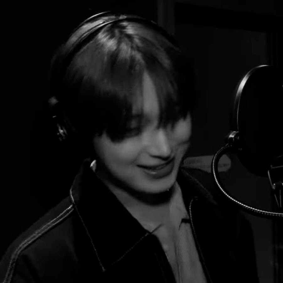 starhee_lee's tweet photo. Rhythms of the Hearts🎼

a #HeeSun au filo au wherein — cameron (sn) and dmitri (hs) are the vocalists of the band “eclipse.” behind their perfect vocal harmony lies the intense yearning for love that has been masked up for long. where would fate lead their longing hearts? https://t.co/m67xx6owyb