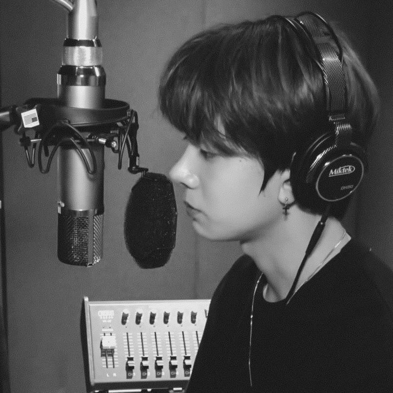 starhee_lee's tweet photo. Rhythms of the Hearts🎼

a #HeeSun au filo au wherein — cameron (sn) and dmitri (hs) are the vocalists of the band “eclipse.” behind their perfect vocal harmony lies the intense yearning for love that has been masked up for long. where would fate lead their longing hearts? https://t.co/m67xx6owyb