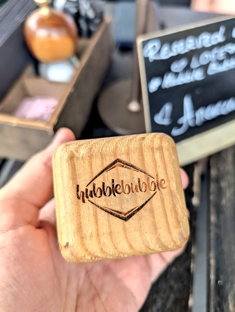 Хотели вчера сгонять посмотреть субурбии Маями, но друзья позвонили, позвали на кальян... Так 5 часов в кальянной и просидели.
Hubble Bubble Lounge годный кальян недалеко от Sunny Isles, прекрасный чай, особенно таёжный, пельмешки и прочее:)