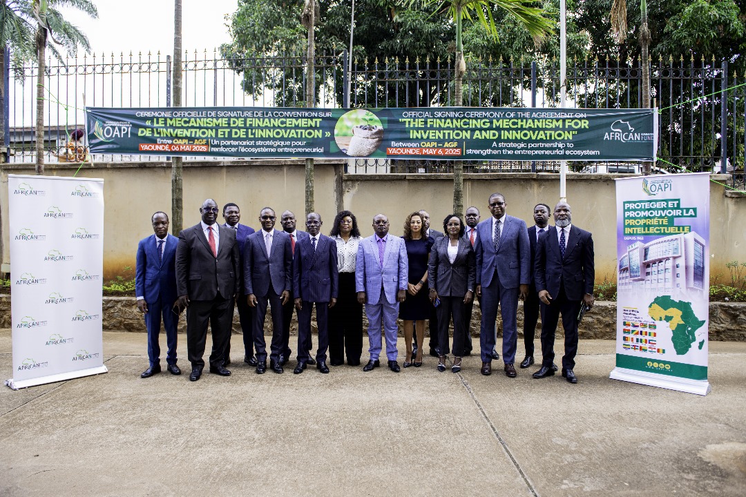 Ce jour, nous posons un acte fort pour l’innovation africaine.
La signature de la convention <a href="/OAPI_TWIT/">OAPI</a>-AGF marque l’aboutissement de 5 ans de travail pour bâtir un mécanisme durable de financement de l’invention.
1000 projets innovants visés sur 5 ans
#PIpourleDéveloppement #AGF