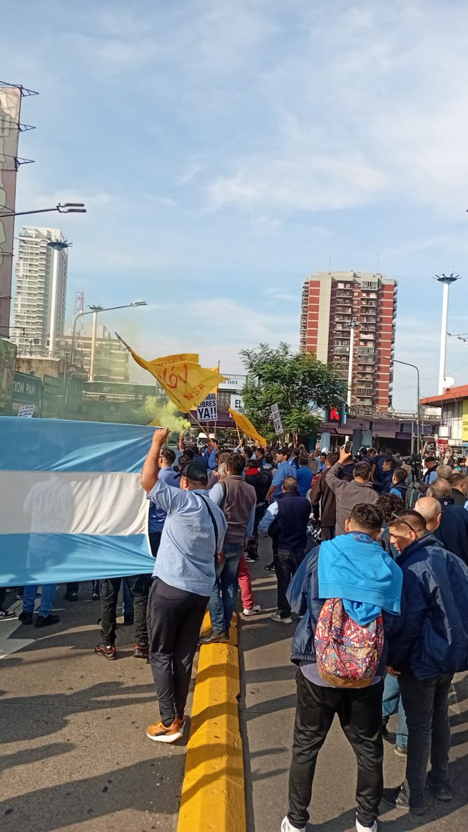 Todo el apoyo a los choferes ! Nadie se salva solo. El paro se siente fuerte en las escuelas. Unidad para derrotar a la motosierra.