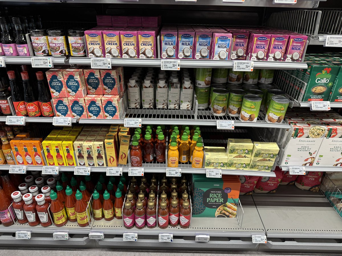 スヴァールバル諸島はビザ無しで永久に滞在出来るということもあり、タイやフィリピンからの出稼ぎ労働者をよく見かけた。ロングイェールビーンの中心にはタイ料理屋さんやタイマッサージ屋さんがあるし、スーパーにはエスニックコーナーも用意されていた。タイ人は北欧に多い印象がある。