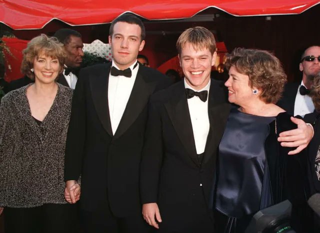 LonggAgo's tweet image. Matt Damon and Ben Affleck with their mothers at 1998 Oscars