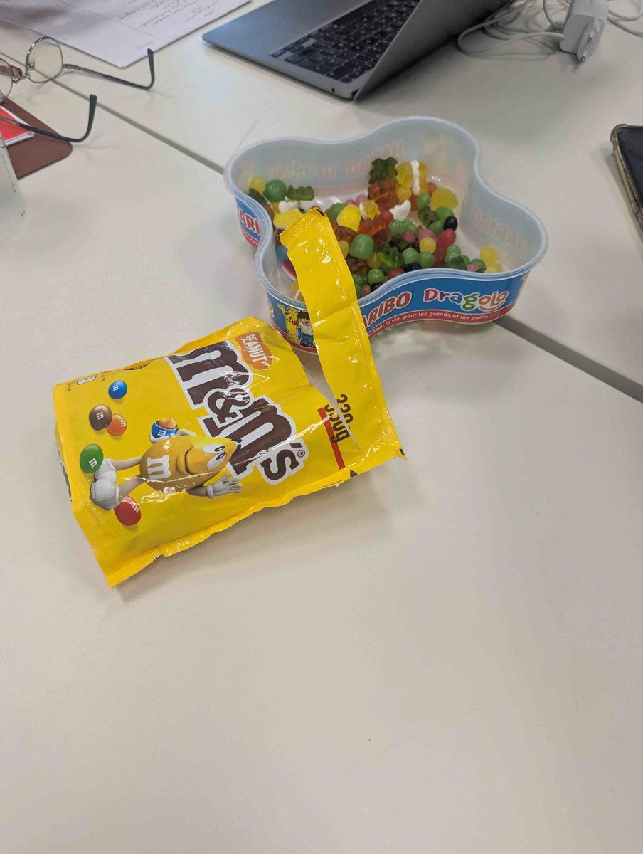 ebarges's tweet photo. La prof tellement mignonne qui nous apporte des bonbecs pour tenir les 5 heures de colle 😍 #agreg #philo
y a vraiment des profs c'est des crèmes https://t.co/tF173ICAML
