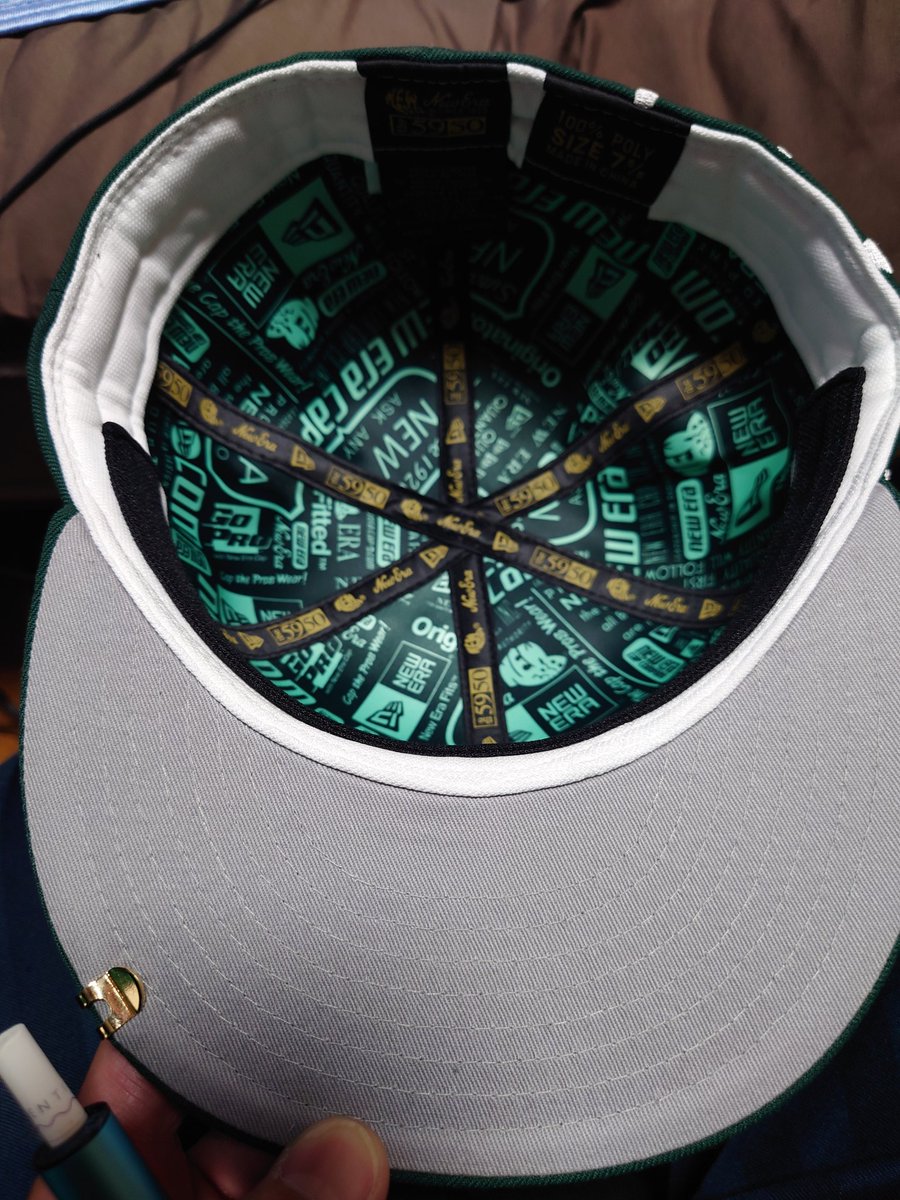 coa0302's tweet photo. ついに買っちゃった･･･ 贅沢品と分かっとります

平つばのキャップ･･･
 #NEWERA  #59fifty  #memorialcollection
大事に被ります https://t.co/uI5MtBBSxD